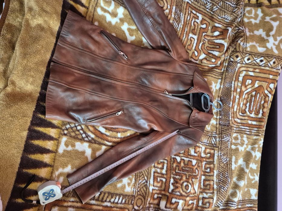 Vând geacă de piele femei  ,mărime38- 40 ,, făină,  preț 180 lei