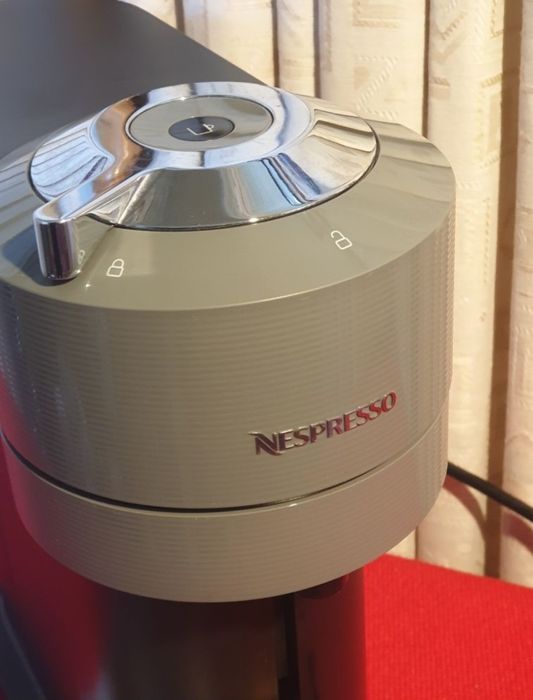 Espressor Nespresso cu capsule.
