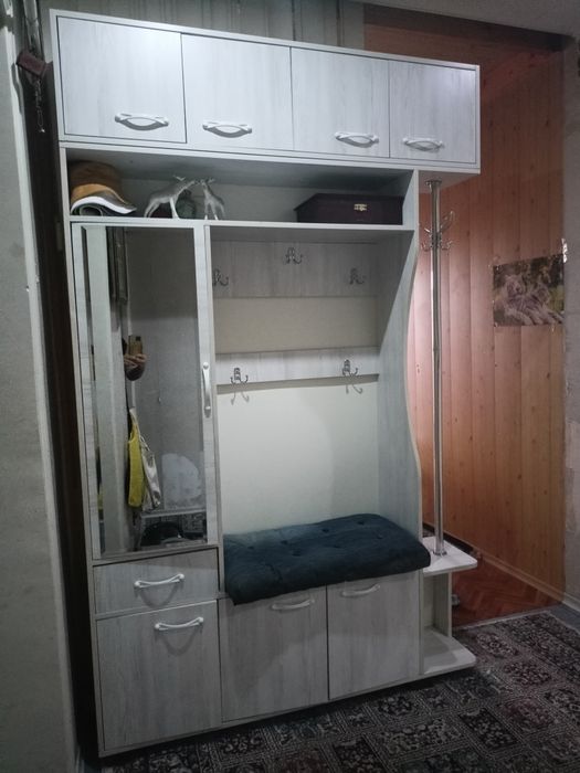 Shkaf prixoshka matrasi bilan
