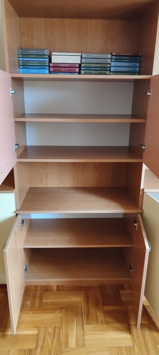 Шкаф с рафтове и вратички.