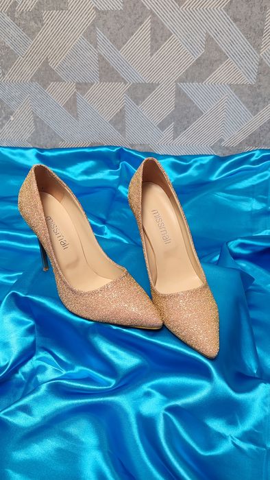 Класически лъскави обувки на ток