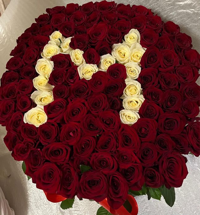 Цветы в корзине из 121 розы