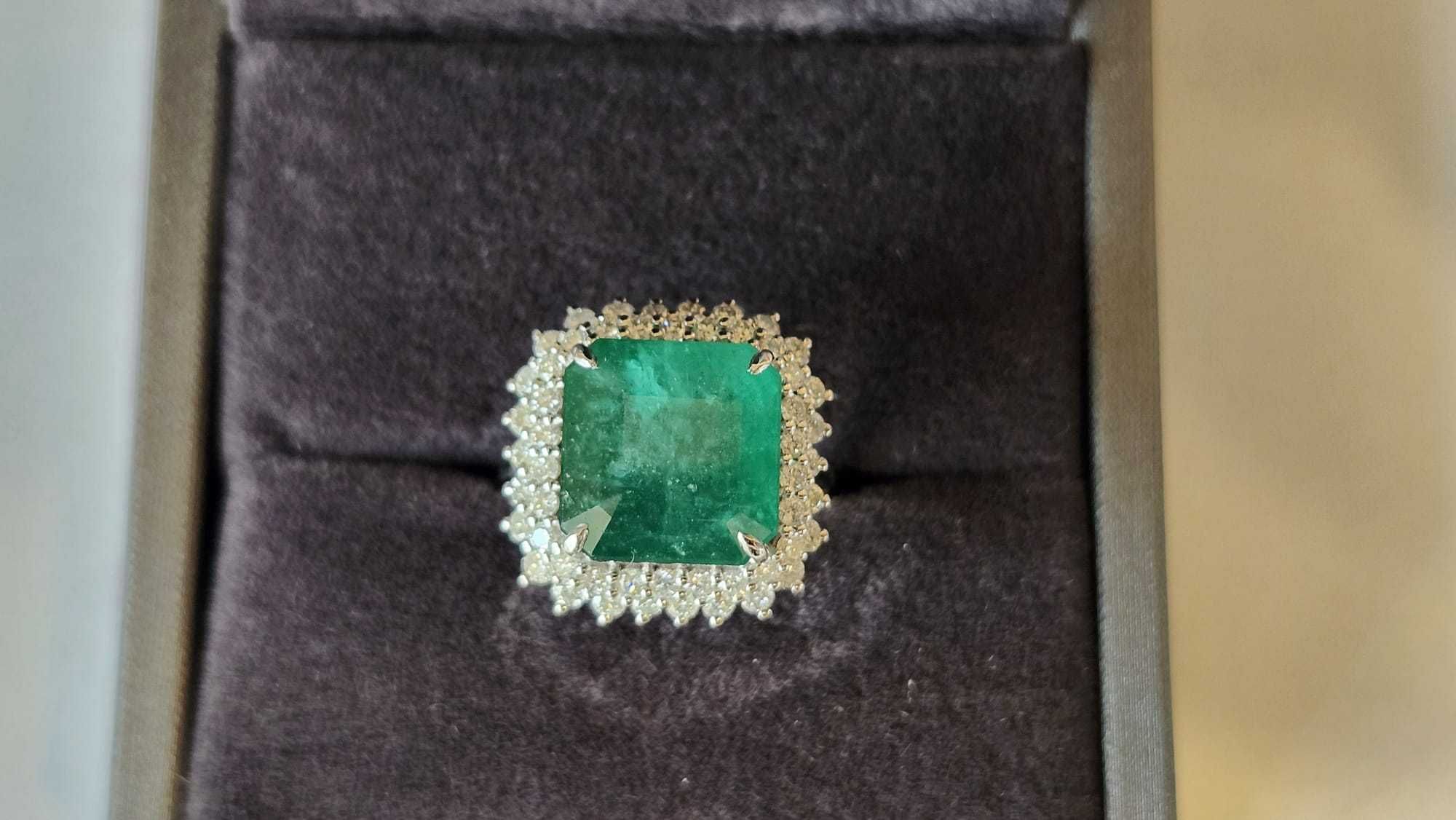 Inel aur alb 14K, smarald de 6.69 ct și 52 de diamante– certificat IGI