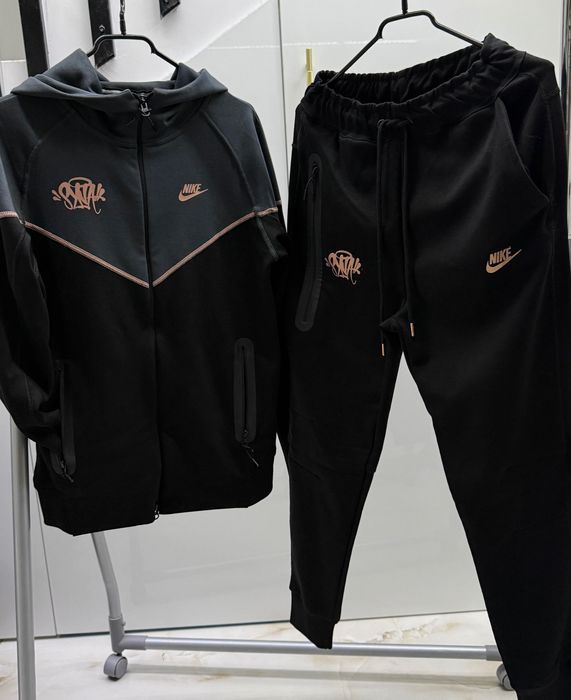 Nike Tech Syna World