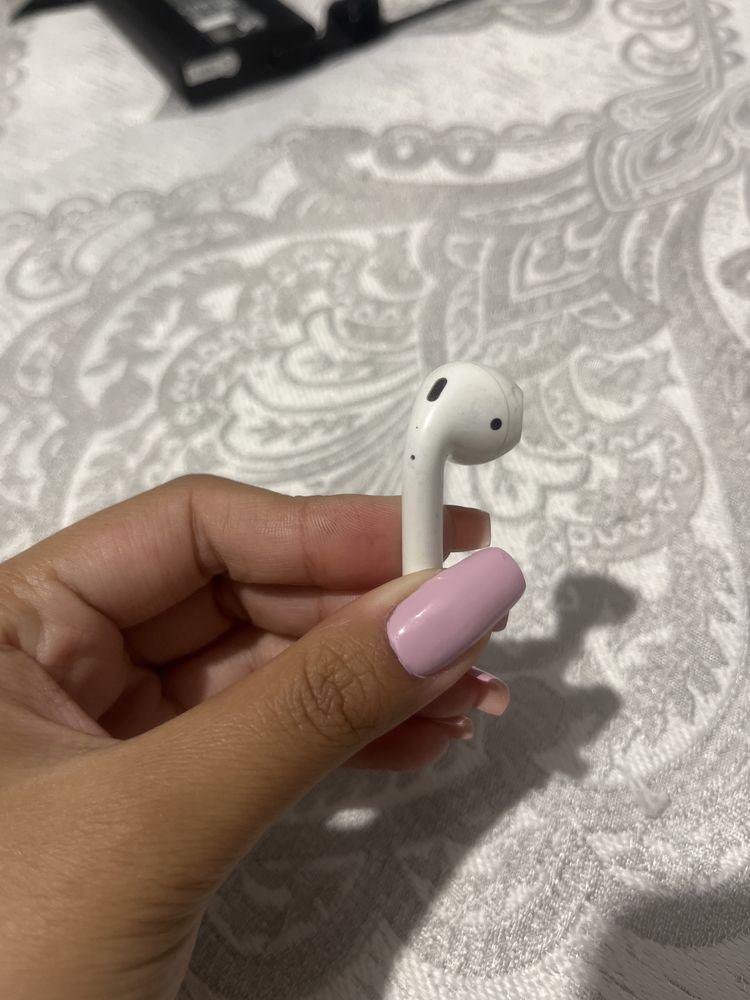 Один правый наушник Airpods 1