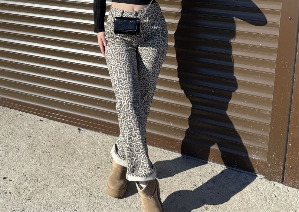 Дънки с леопардов мотив.