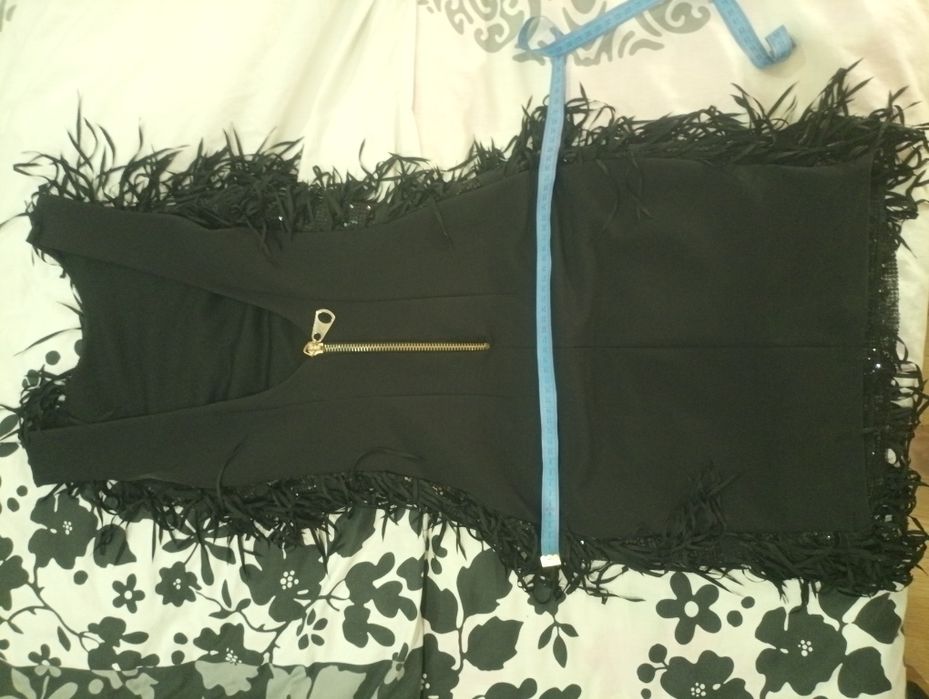 Официална черна рокля с ресни и пайети