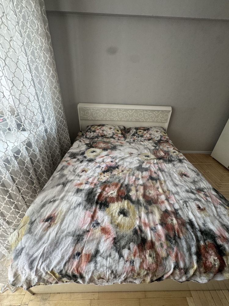 Продам двуспальную кровать с матрасом и комодом Пр-во Россия