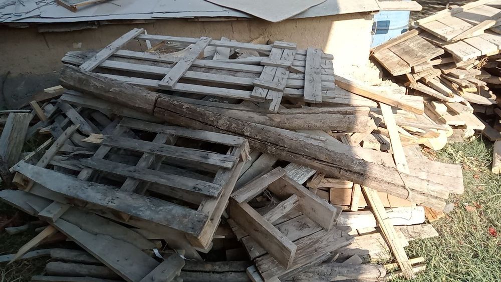 Oʻtin taxtlar sotiladi