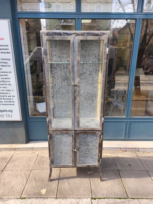 Метална аптекарска витрина от царско време