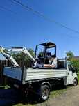 Mini excavator si camionetă