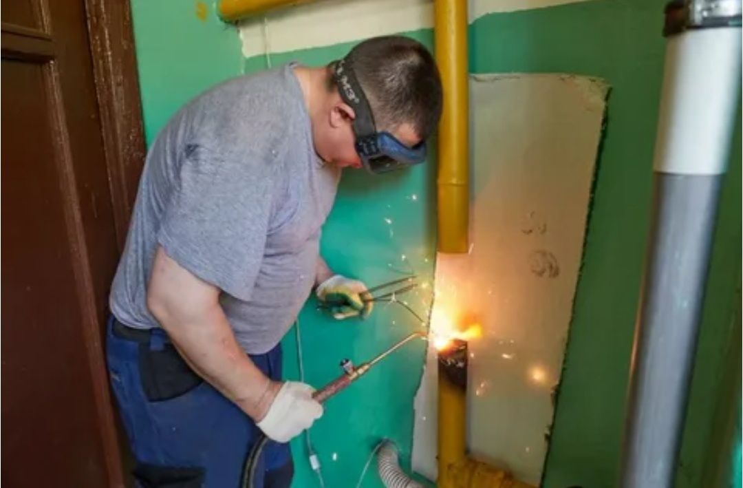 Сварщик Сантехник. Счётчик газа установка батареи радиаторов газопрово