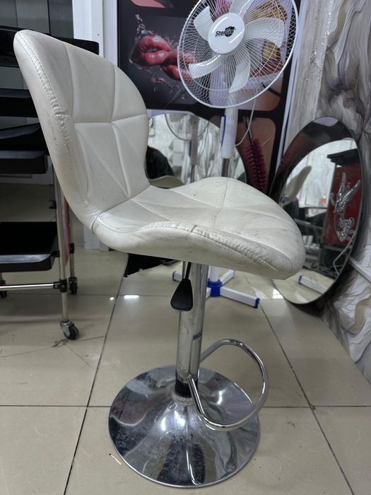 Белое кресло для салона красоты