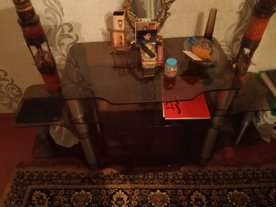 Стеклянная подставка под телевизор