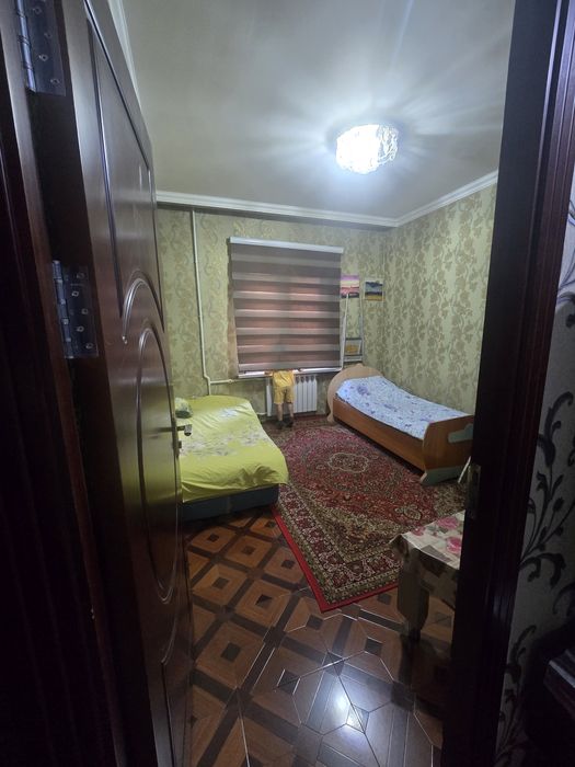 Срочно  продам  квартиру  сергели  7 4 ком рядом метро  линия  2 этаж