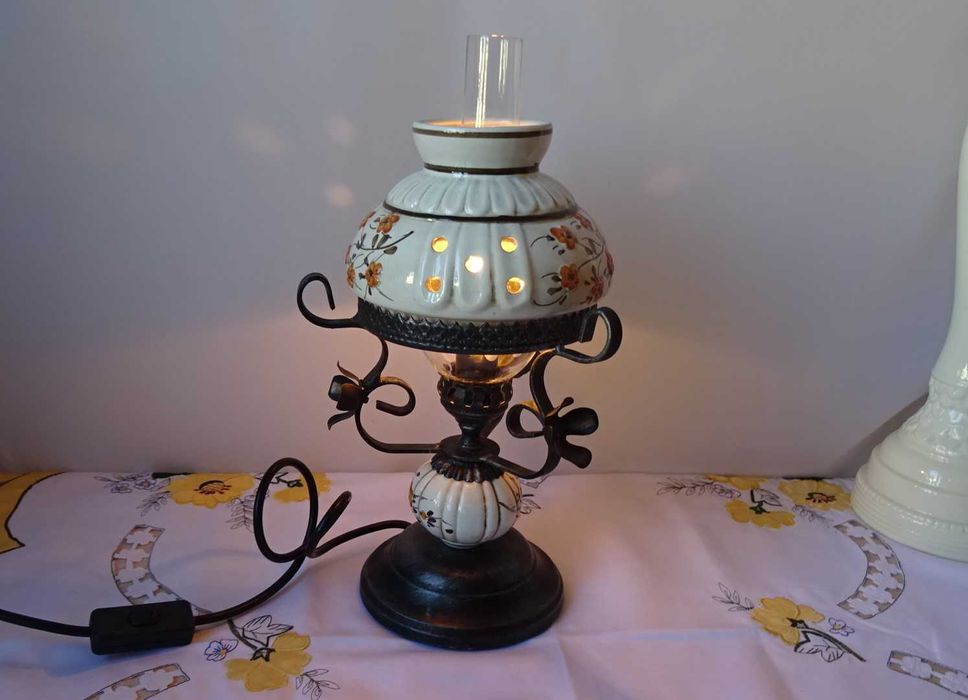 Настолна лампа и полилей  с  декорация в стил Рустик