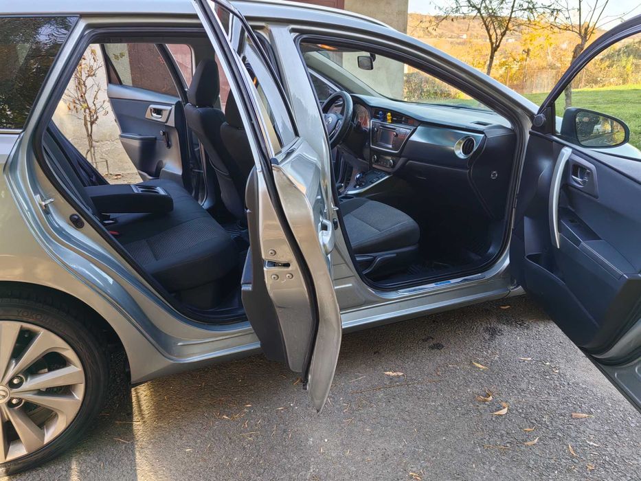Toyota Auris Hybrid * schimb cu CHR sau Prius 4 ( ofer diferență )