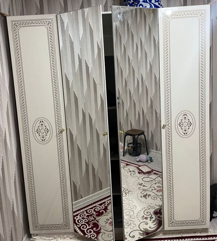 Гарнитур сатылады…