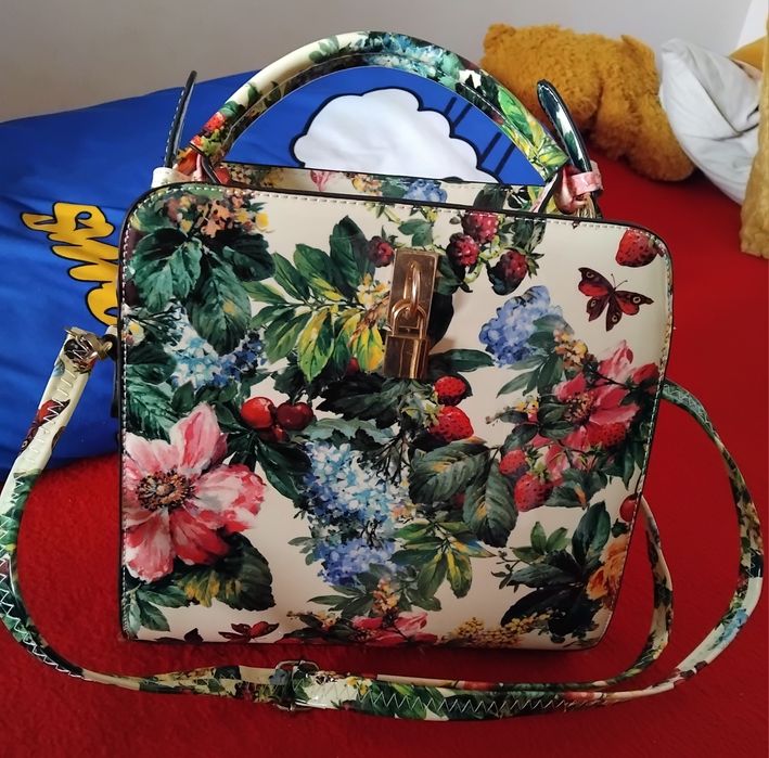 Poșetă elegantă ,de lac, nouă