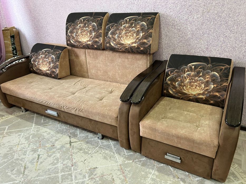 Диван и кресло.