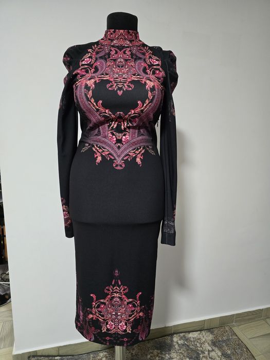 Rochie cu mâneci raglan bufante, cu forme feminine, in tonuri de rosu