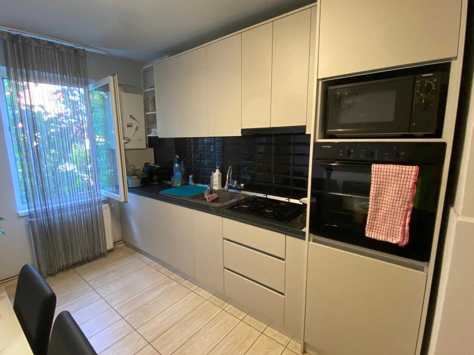 Apartament cu trei camere si pivnita, cu vad comercial foarte bun