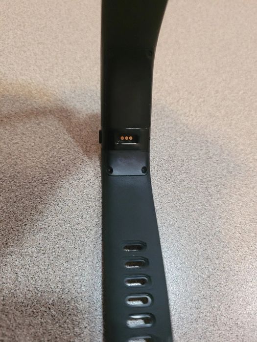 Продавам фитнес гривна Fitbit Charge