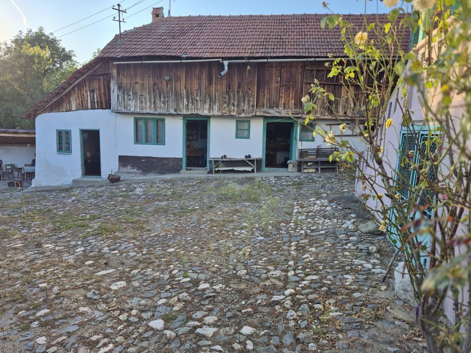 Vând casa în comuna Poienari de Muscel (centru)