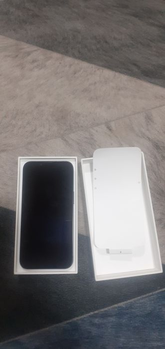 Продам iPhone 13 в хорошем состоянии практически новый