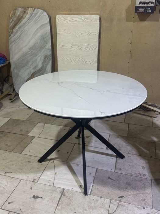 Круглый стол Dumalo stol Toshdan yasalgan.