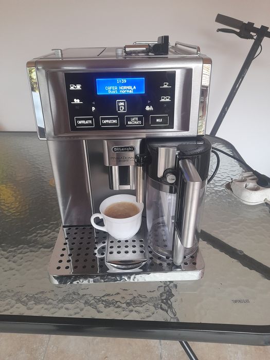 Vând expresor de cafea marca Delonghi Primadonna Avant
