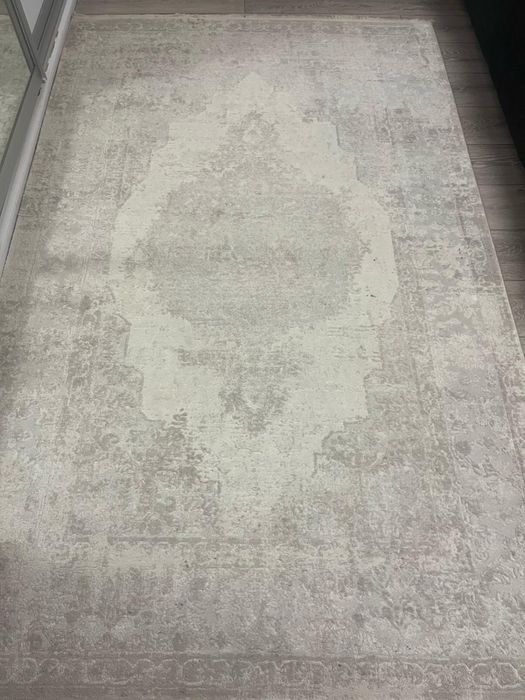 Covoare albe de marime medie