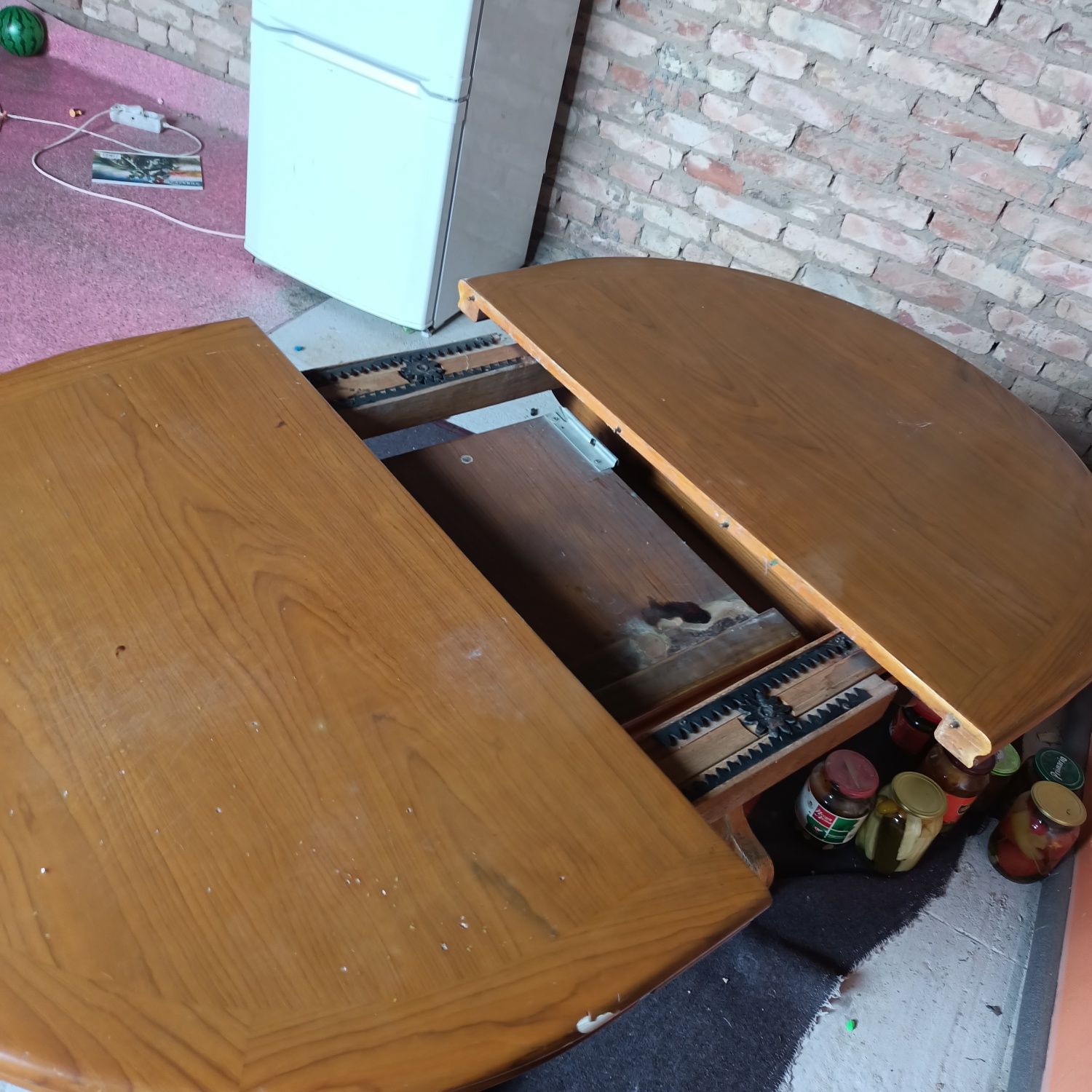 Продам стол в среднем состоянии.