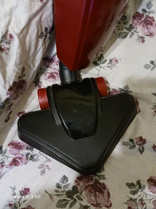 Vând aspirator electric de mână, folosit puțin