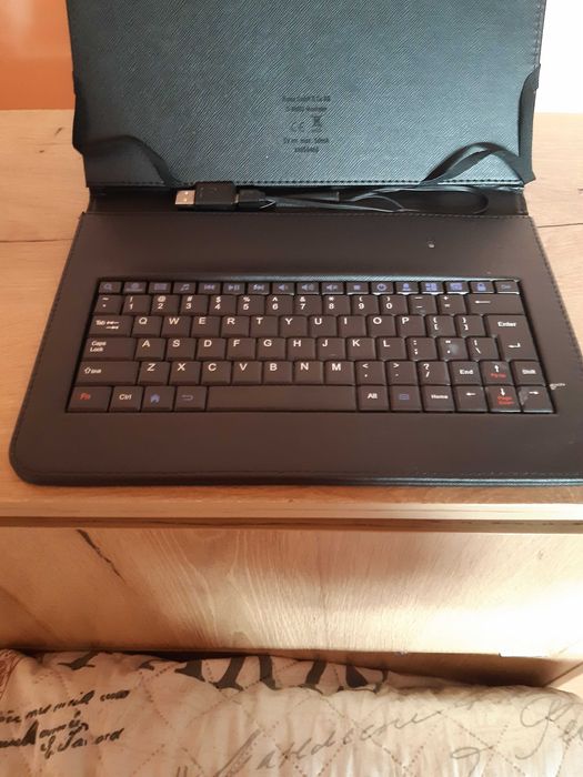 Калъф (кожен) за таблет с клавиатура