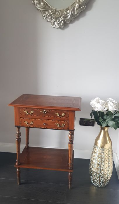 Comodină veche din lemn masiv cu intarsii