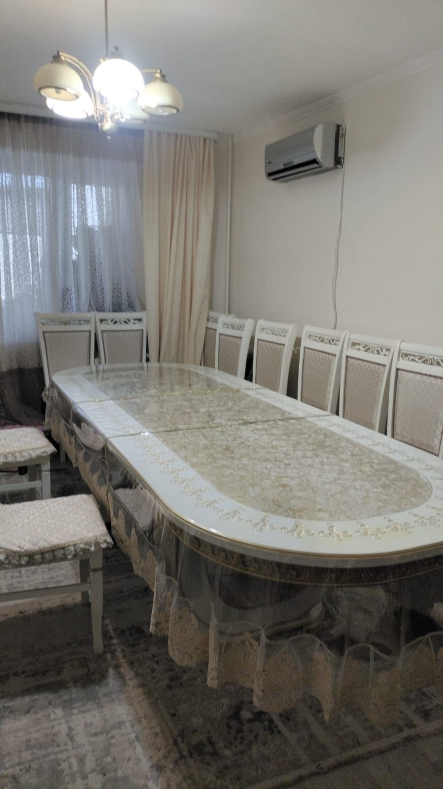 Продаётся новый красивый стол для гостиной, размером 3×1.10.
   Цена 2