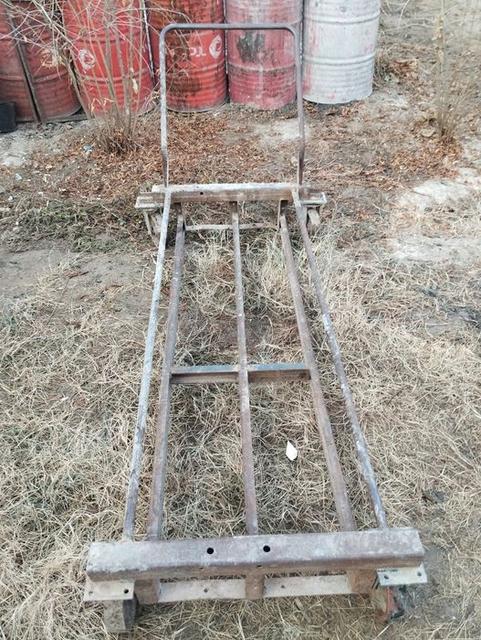 Продается тележка очень удобная 3шт бочки с кормом для скатов помещает