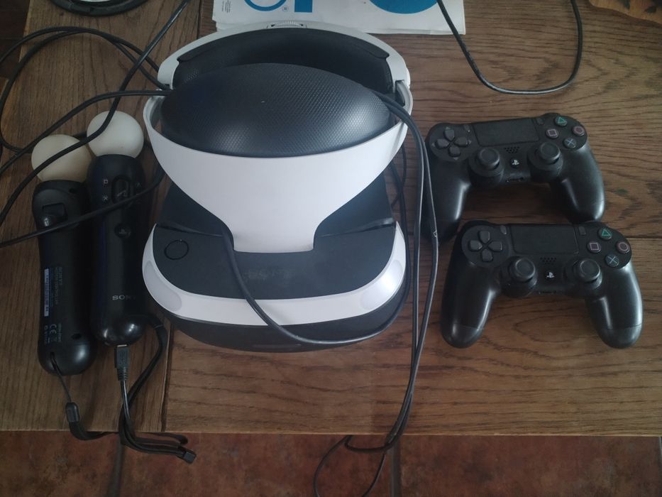 PS4 pro 1 Tb plus casca VR și 2 manete move