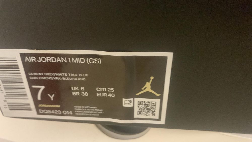 Vand jordan 1 , sunt destul de purtati , perchea e originala