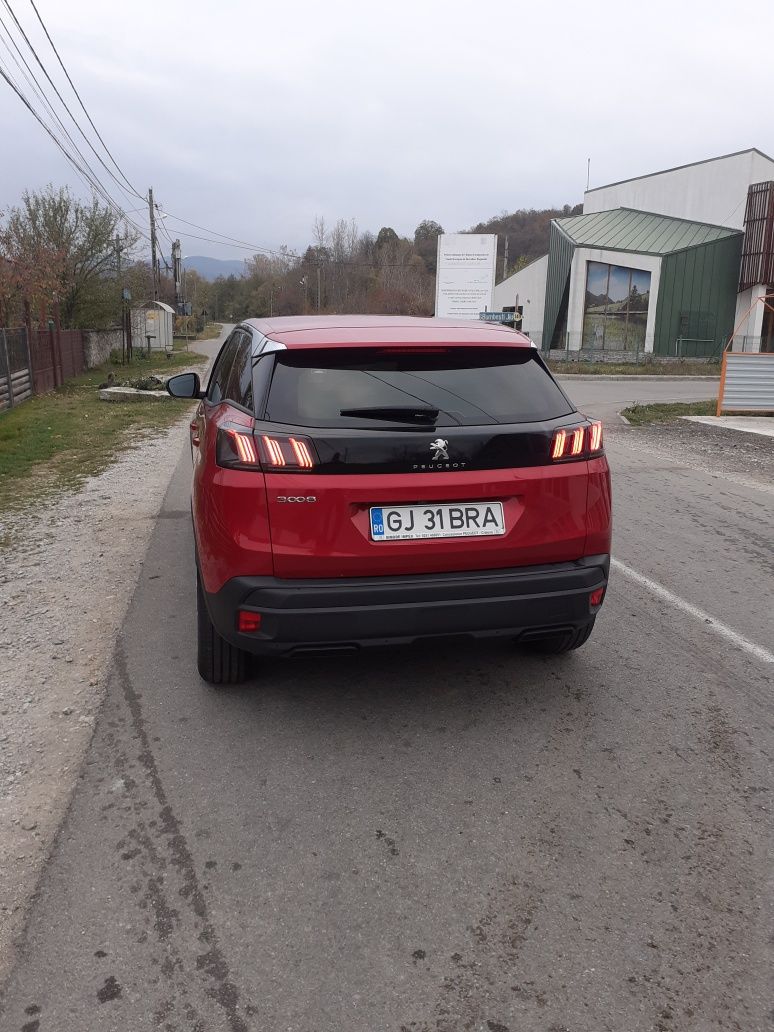 Peugeot 3008 cutie automată.