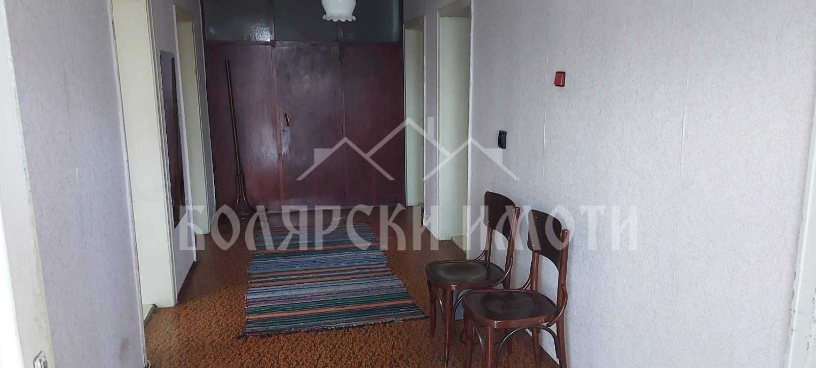 Къща с голям двор в село Павел