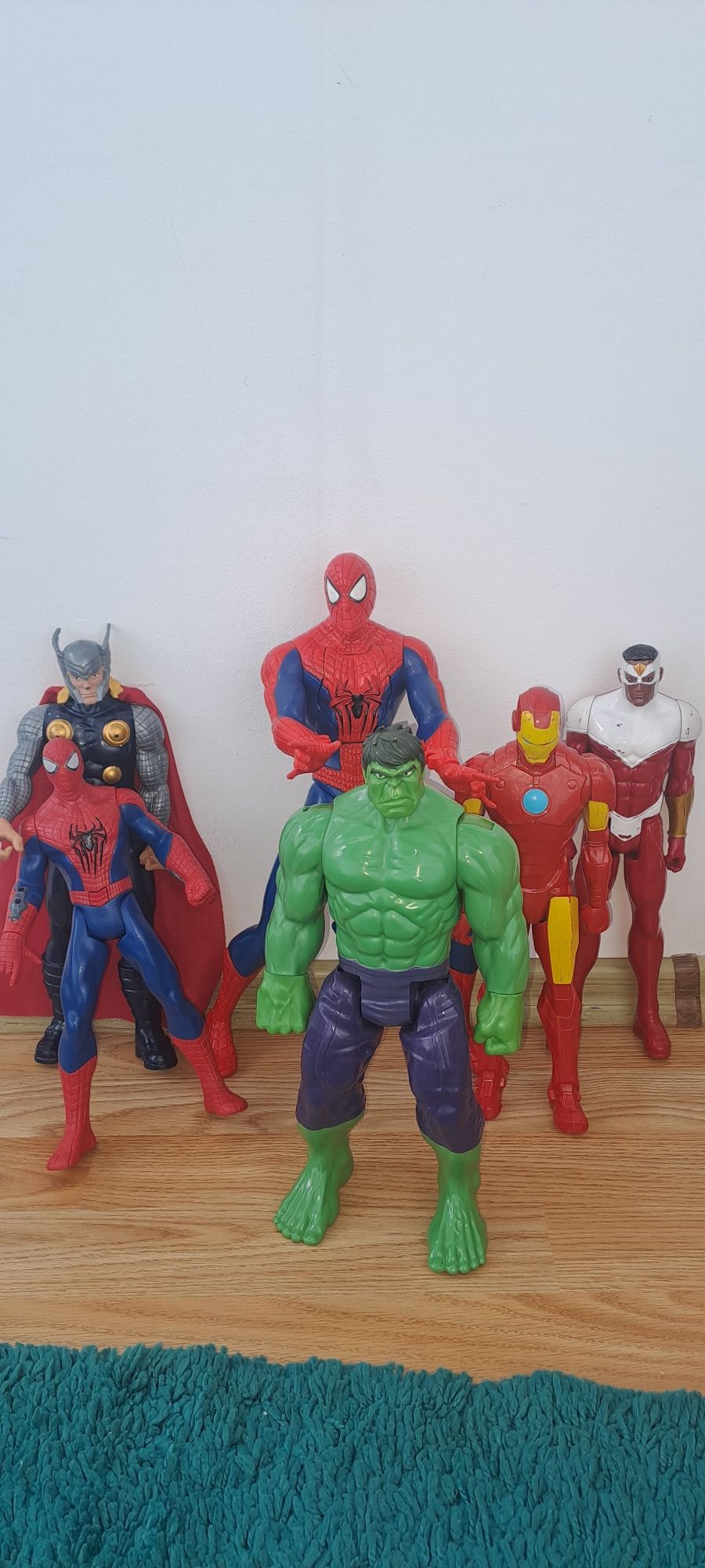 Super eroii capitan america, spider,batman,thor