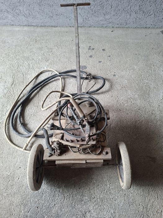 Aparat de sudură cu funcție de încărcat baterii auto