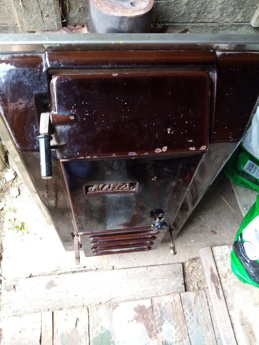 Vind soba din fonta de încălzit pe lemne