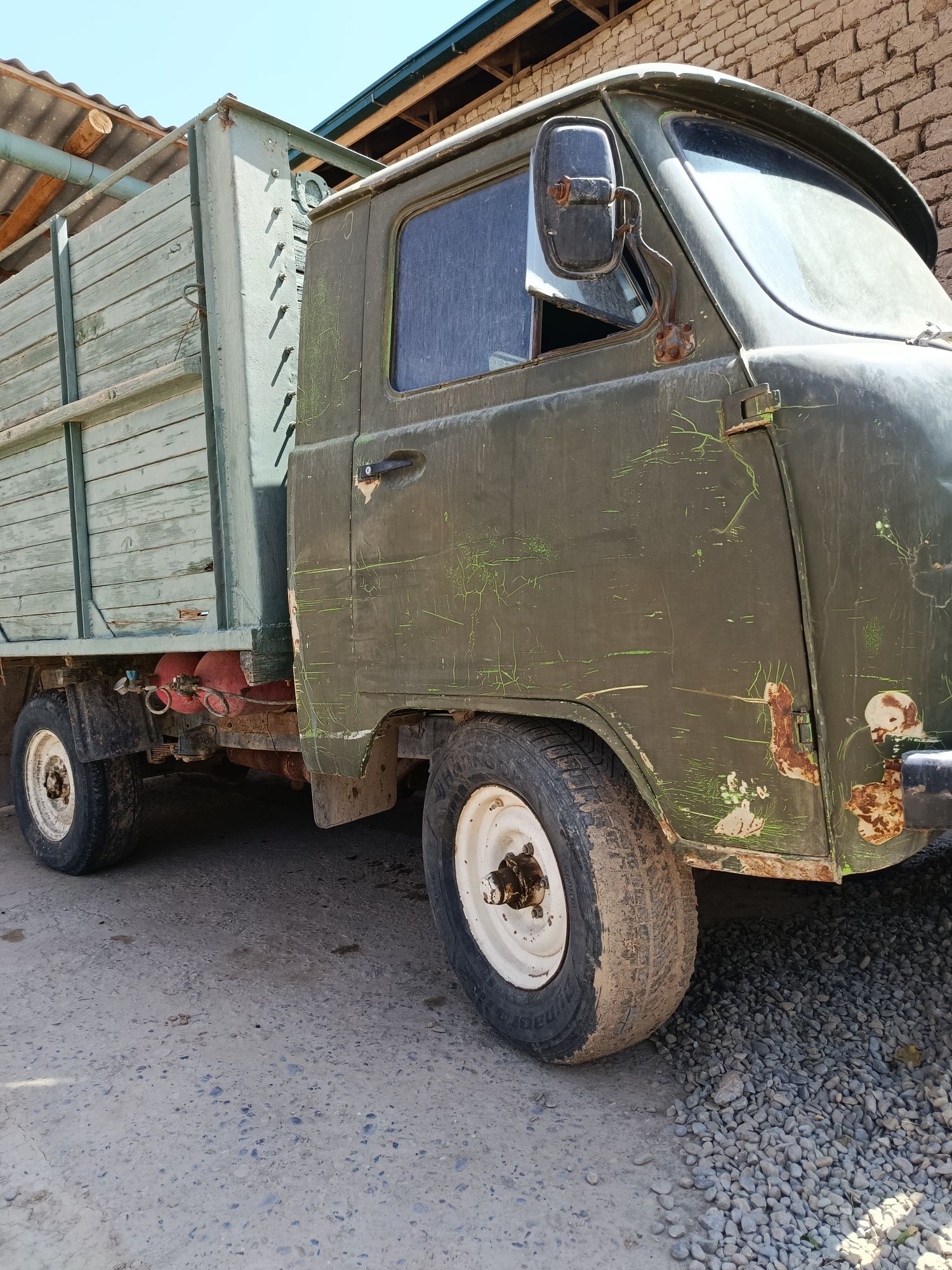 UAZ.   sotiladi...