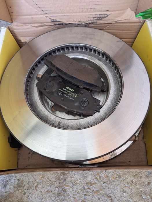 Discuri + placute toyota auris 2017 textar