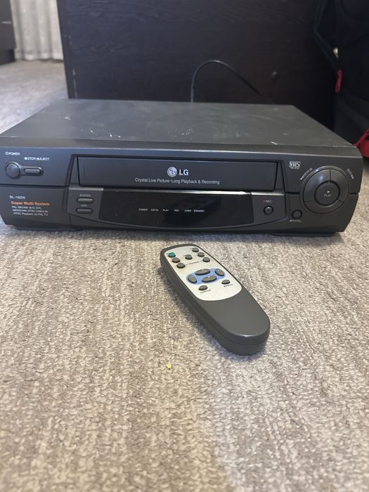 Продаю видеомагнитофона LG