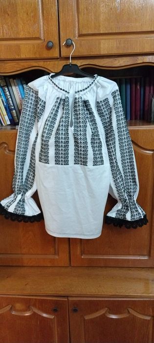 Ie cu motive florale țesute, zona Făgăraș