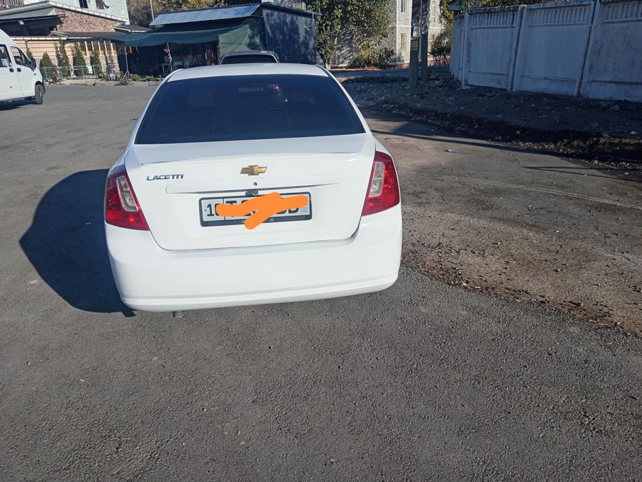 Ласетти 1/8 сотилади.